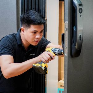 Thợ kiểm tra và sửa khóa cửa điện tử tại nhà ở Hà Nội