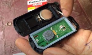 Remote chìa khóa ô tô cần kiểm tra khi tín hiệu chập chờn hoặc không phản hồi