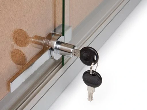 Ảnh minh họa bộ khóa cửa kính cần kiểm tra khi chốt không khớp