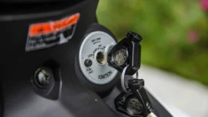 Xe máy và khu vực ổ khóa minh họa sự cố cắm chìa nhưng không xoay được