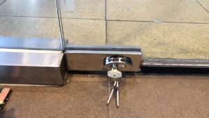 Ảnh minh họa cửa kính được xác minh bằng đường dẫn truy xuất