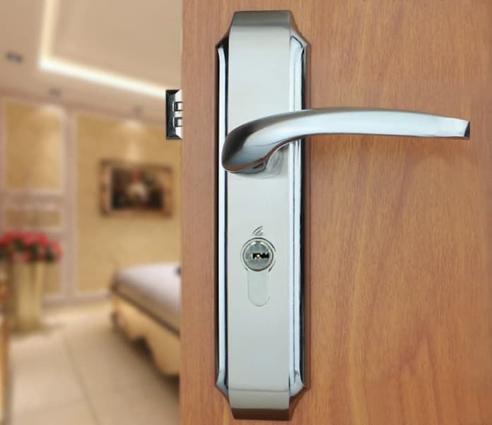 Ảnh khóa cửa tay gạt minh họa tình trạng tay nắm bị xệ, không trở về vị trí